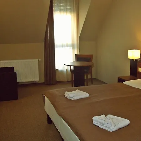 Alojamento de Acomodação e Pequeno-almoço Fiáker Panzió 3*